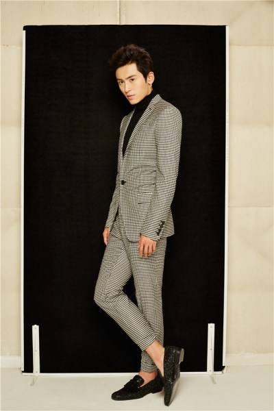 实力小生张哲瀚最新写真 展不羁轻熟男魅力