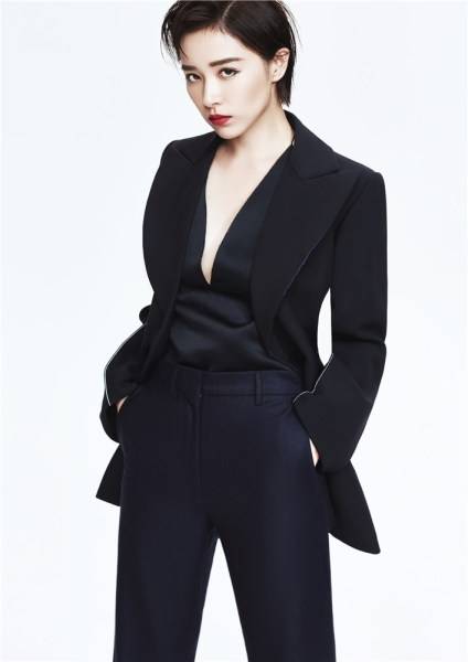 阙清子帅气短发写真曝光 西装制服出镜眼神撩人