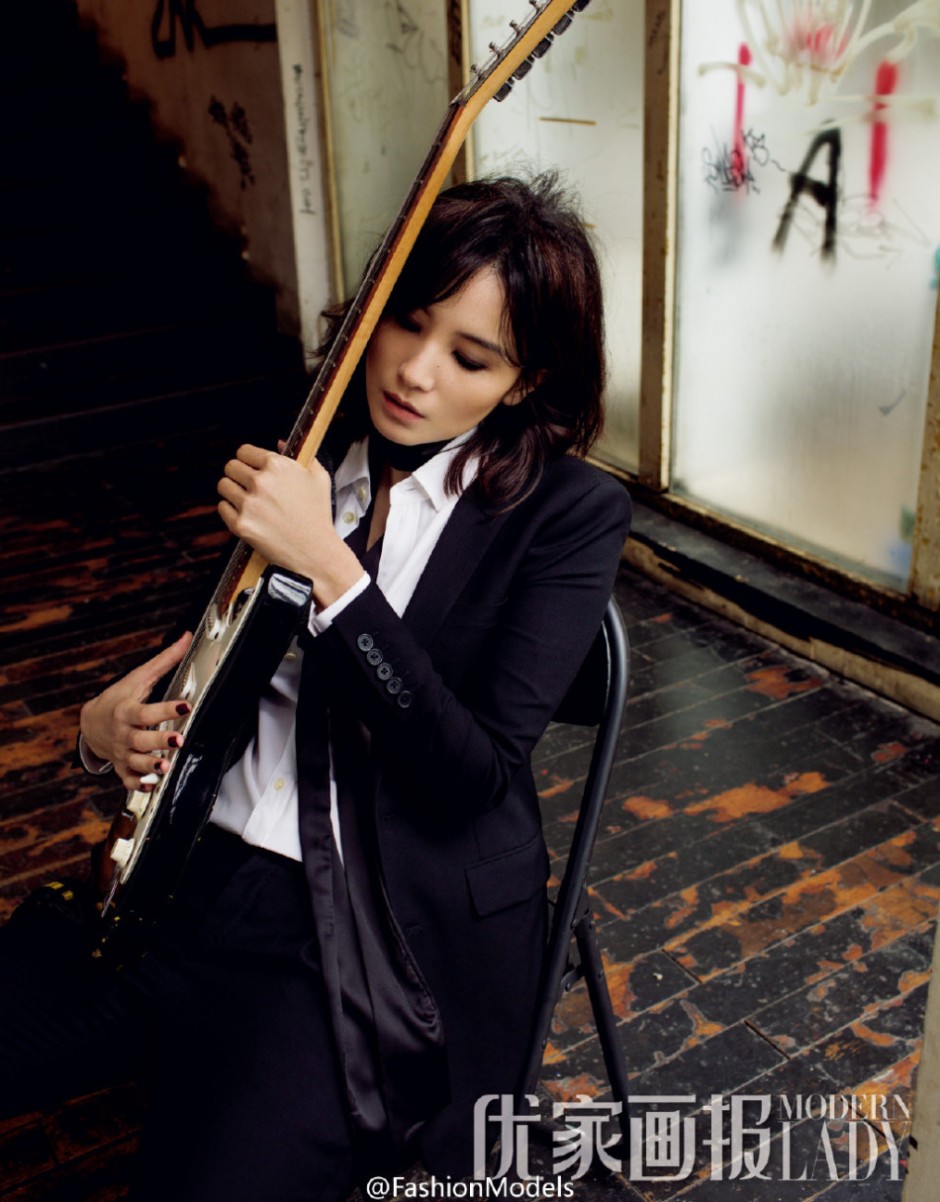 小宋佳最新写真大片公开 抱吉他才女范儿十足