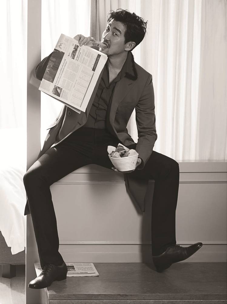 演员王千源最新时尚写真大片 与猫咪共度情人节