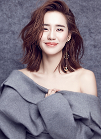 女演员王智早春最新写真 香肩美背尽显优雅性感