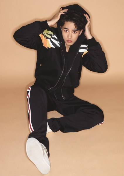 许魏洲登杂志封面写真图片 俊秀面容叼花献吻