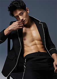 演员张峻宁赤身半裸大秀肌肉春光乍泄显诱惑