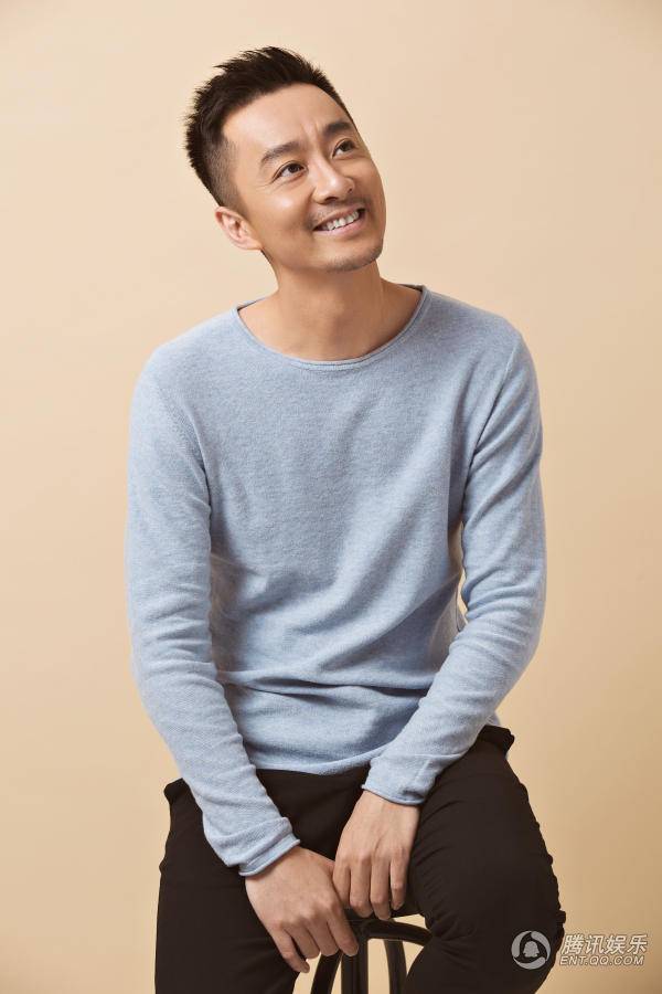演员吴超冬季写真曝光 温暖笑容暖男味十足