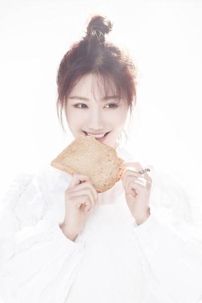 梁田时尚写真笑容吸睛 猫咪入境尽显亲和力