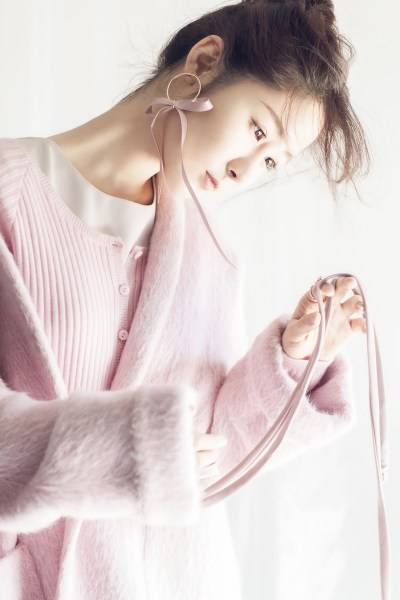 梁田时尚写真笑容吸睛 猫咪入境尽显亲和力