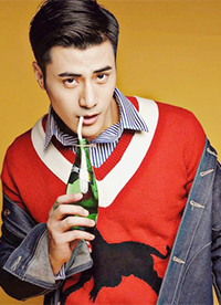 演员李晨浩新春写真曝光 一袭复古红毛衣抢镜