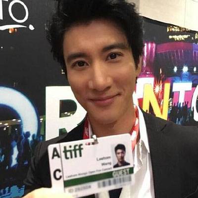 王力宏被曝嫖娼 懒理传闻参加电影节露笑容