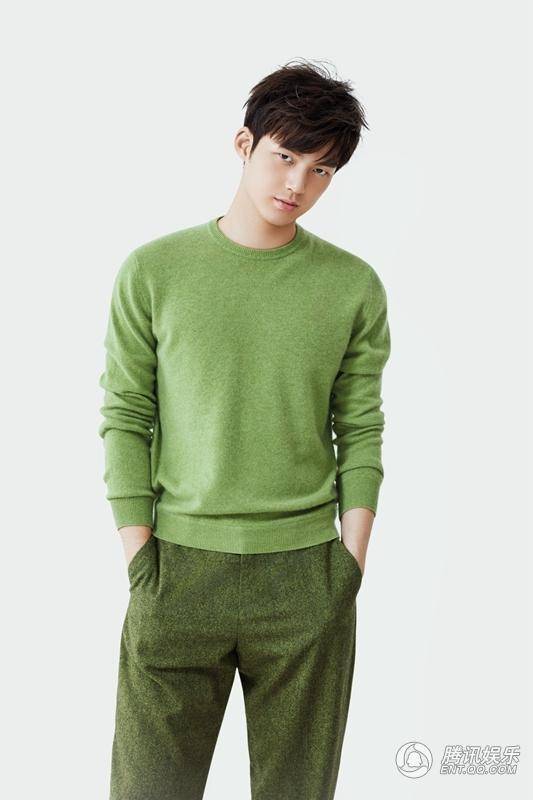 董力时尚大片曝光 绿色毛衣温暖清新