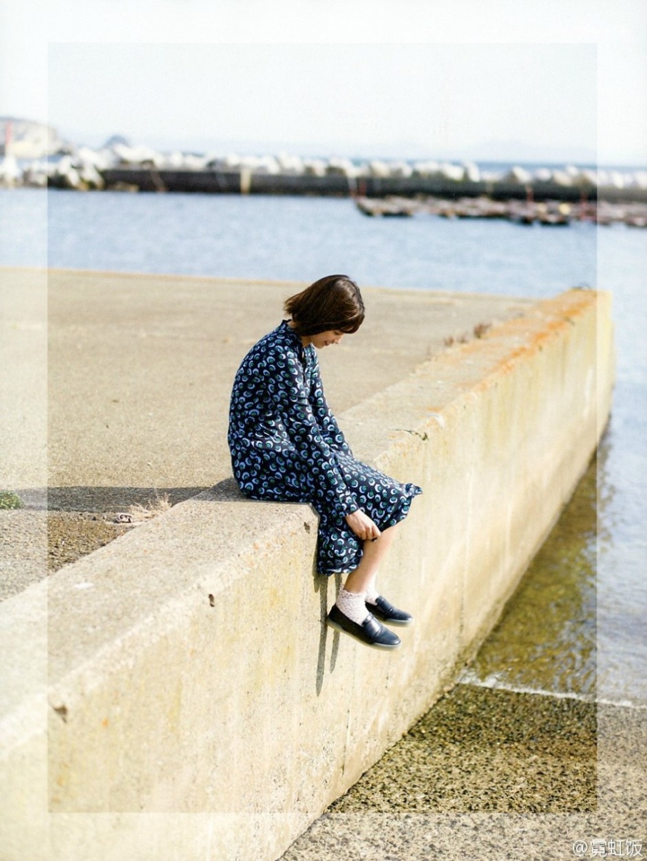 日本女星渡边理佐写真 印花长裙演绎成熟女性