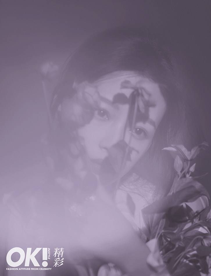 新生代小花孙怡时尚写真 性感红唇随性洒脱