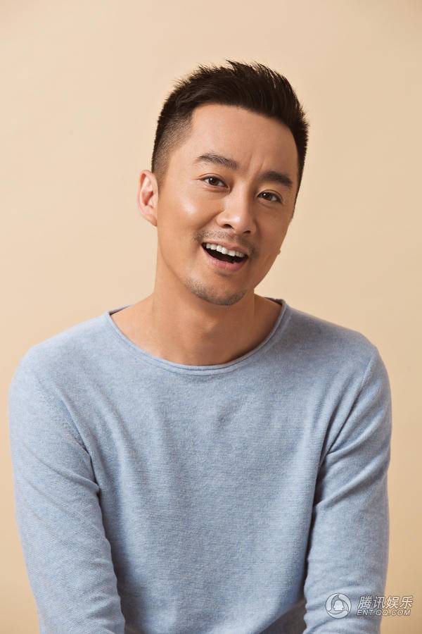 演员吴超冬季写真曝光 温暖笑容暖男味十足