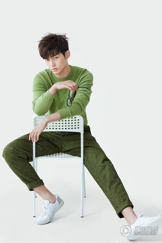 董力时尚大片曝光 绿色毛衣温暖清新