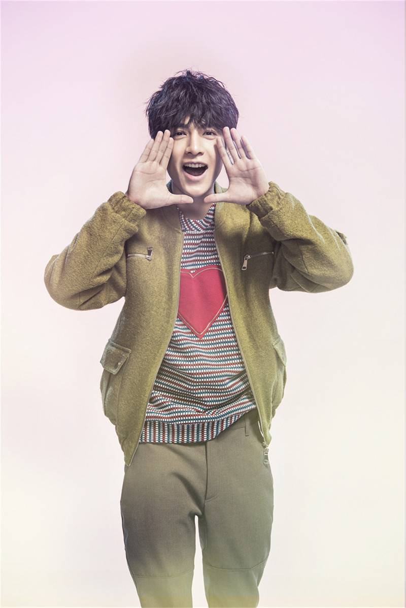 小鲜肉罗云熙情人节写真曝光 浪漫比心男友力十足