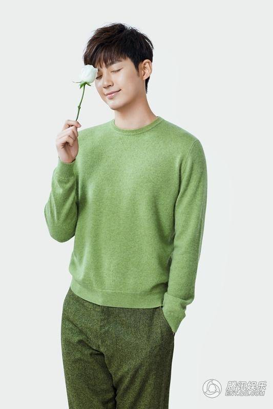 董力时尚大片曝光 绿色毛衣温暖清新