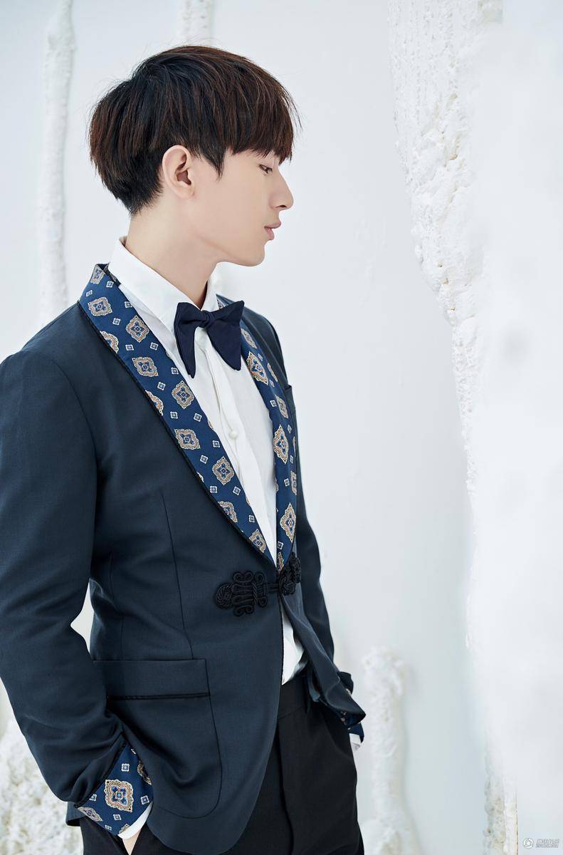 新生代演员成毅早春写真 复古优雅笑容温暖迷人