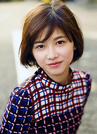 日本女星渡边理佐写真 印花长裙演绎成熟女性