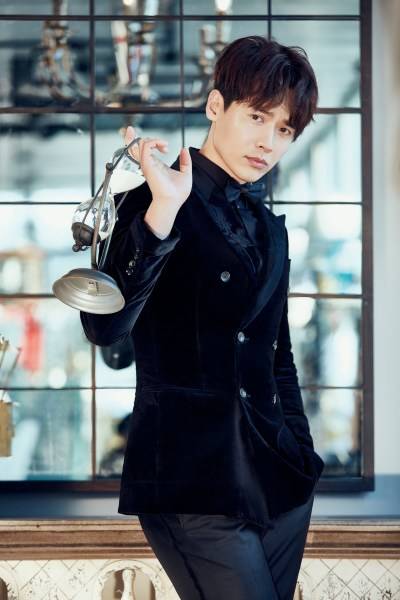 高云翔早春帅气写真大片 浪漫柔情逗萌宠