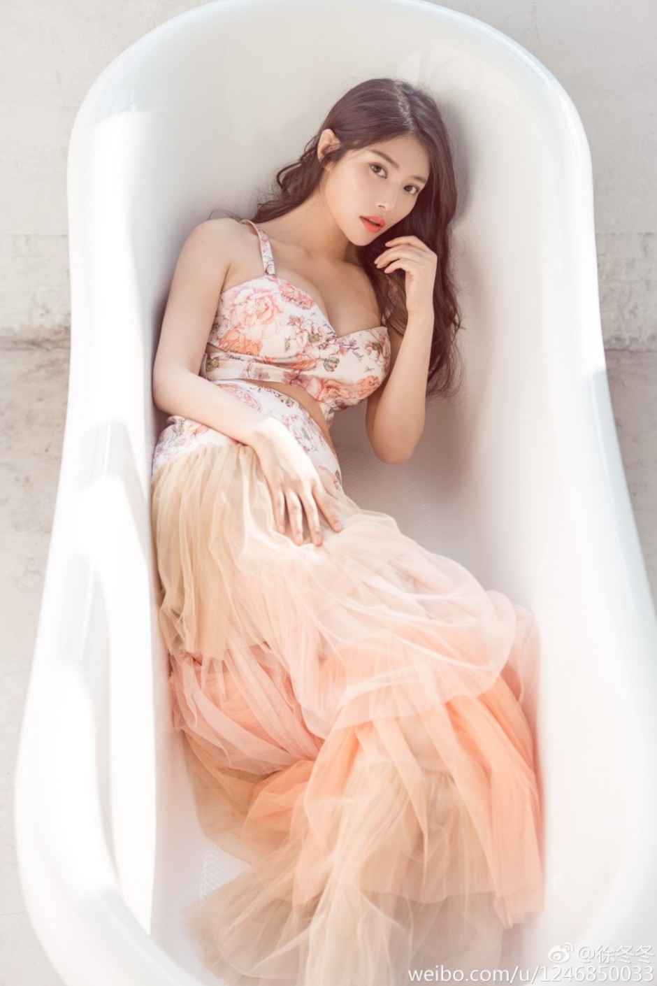 90后女星徐冬冬浴缸性感写真 曲线曼妙秀巨胸