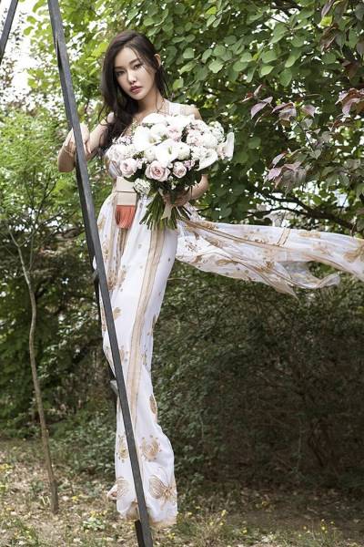 童菲时尚写真大片曝光 风格各异诠释90后百变女神