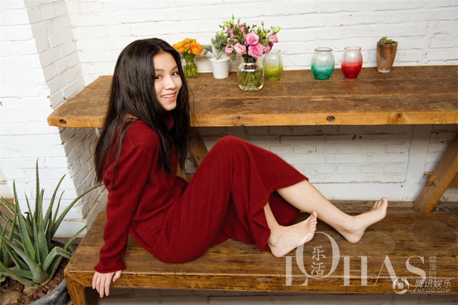 演员春夏杂志写真曝光 清新自然气质脱俗