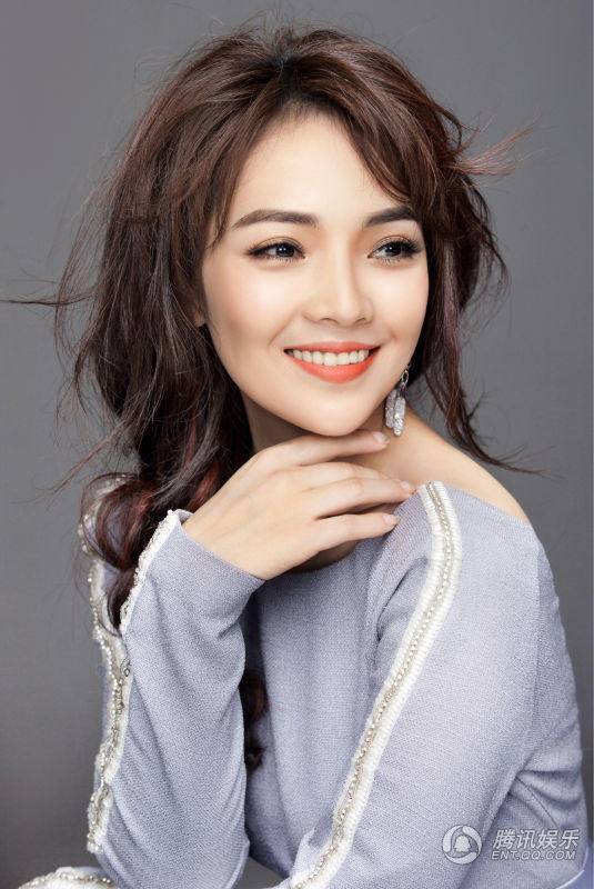 歌手斯琴高丽早春写真 甜美微笑熟女范十足