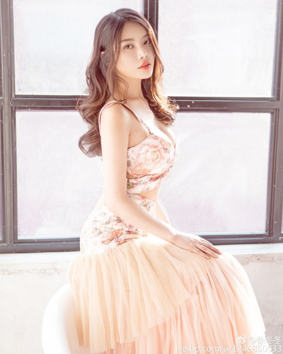 90后女星徐冬冬浴缸性感写真 曲线曼妙秀巨胸