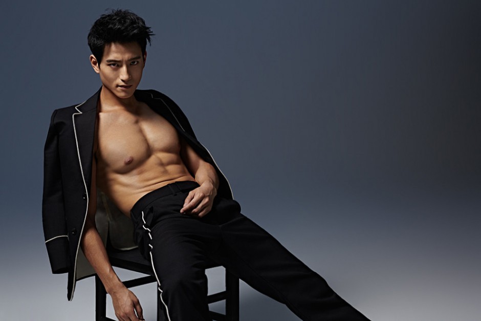 演员张峻宁赤身半裸大秀肌肉春光乍泄显诱惑