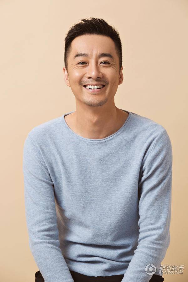 演员吴超冬季写真曝光 温暖笑容暖男味十足