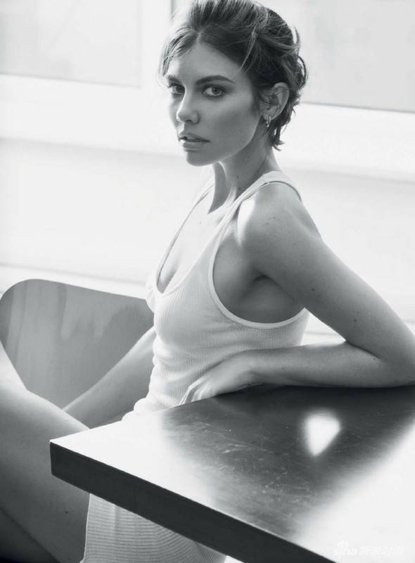 劳伦科汉大尺度写真大片 纯色内衣性感迷人