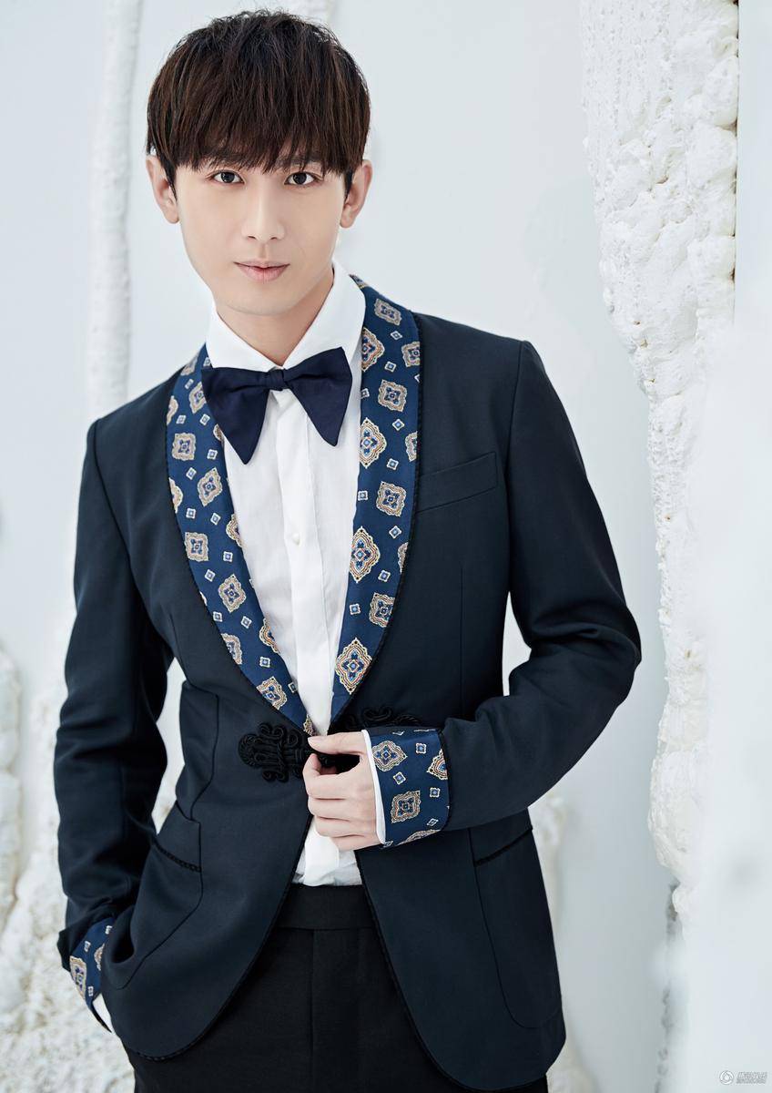 新生代演员成毅早春写真 复古优雅笑容温暖迷人