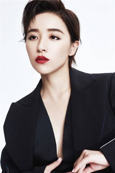 阙清子帅气短发写真曝光 西装制服出镜眼神撩人