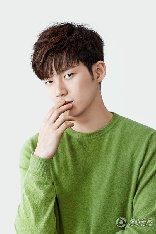 董力时尚大片曝光 绿色毛衣温暖清新