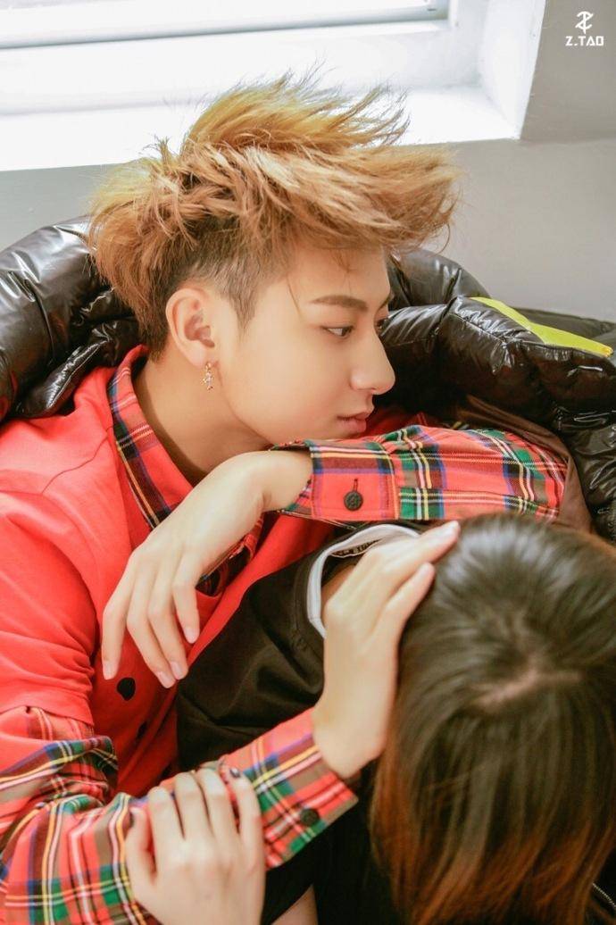 黄子韬情人节写真大片 笑容温暖男友力爆棚