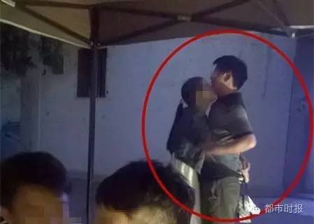 某高校副教授与女生暧昧不雅照流出 忘我激情舌吻