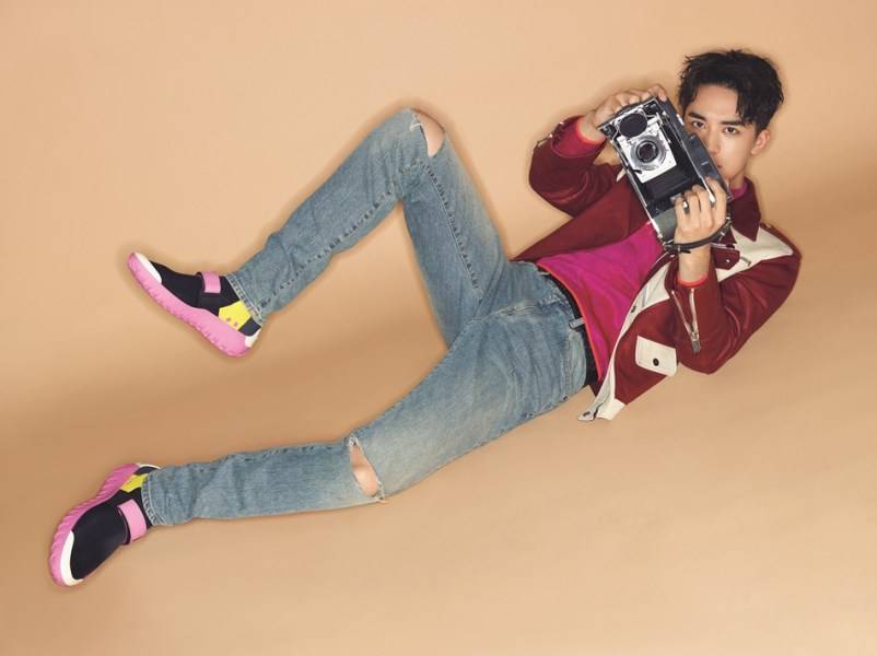 许魏洲登杂志封面写真图片 俊秀面容叼花献吻