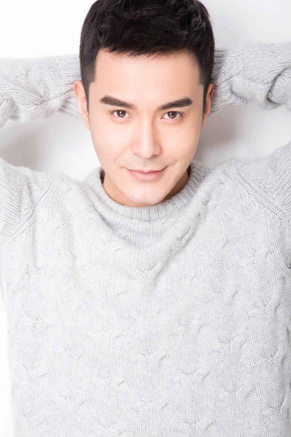 演员王雅伦新春写真曝光 尽显优雅暖男气质