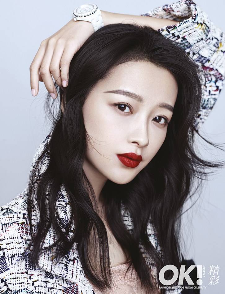 新生代小花孙怡时尚写真 性感红唇随性洒脱
