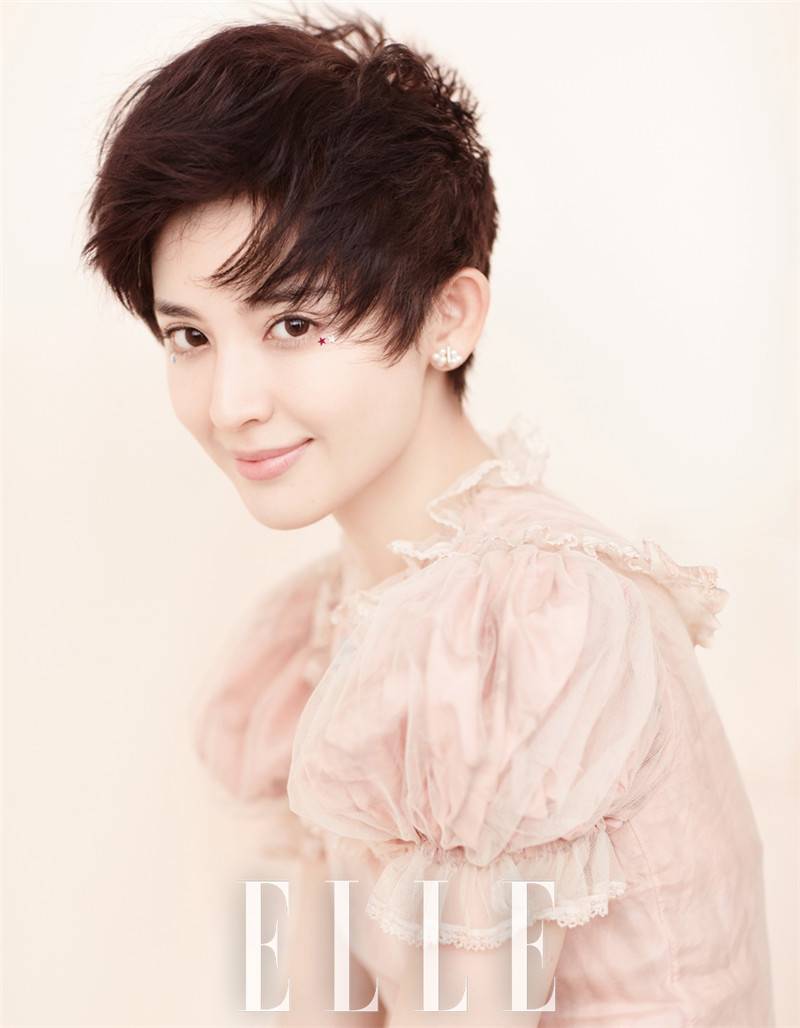 娜扎俏皮灵气写真曝光 玩转清爽甜酷风