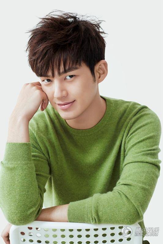 董力时尚大片曝光 绿色毛衣温暖清新