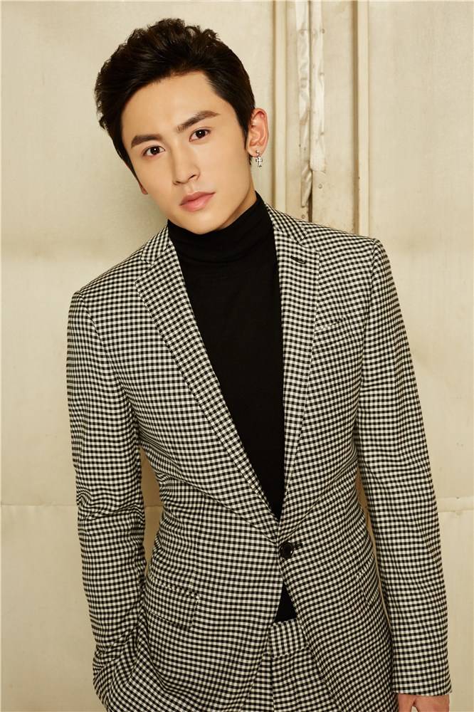 实力小生张哲瀚最新写真 展不羁轻熟男魅力