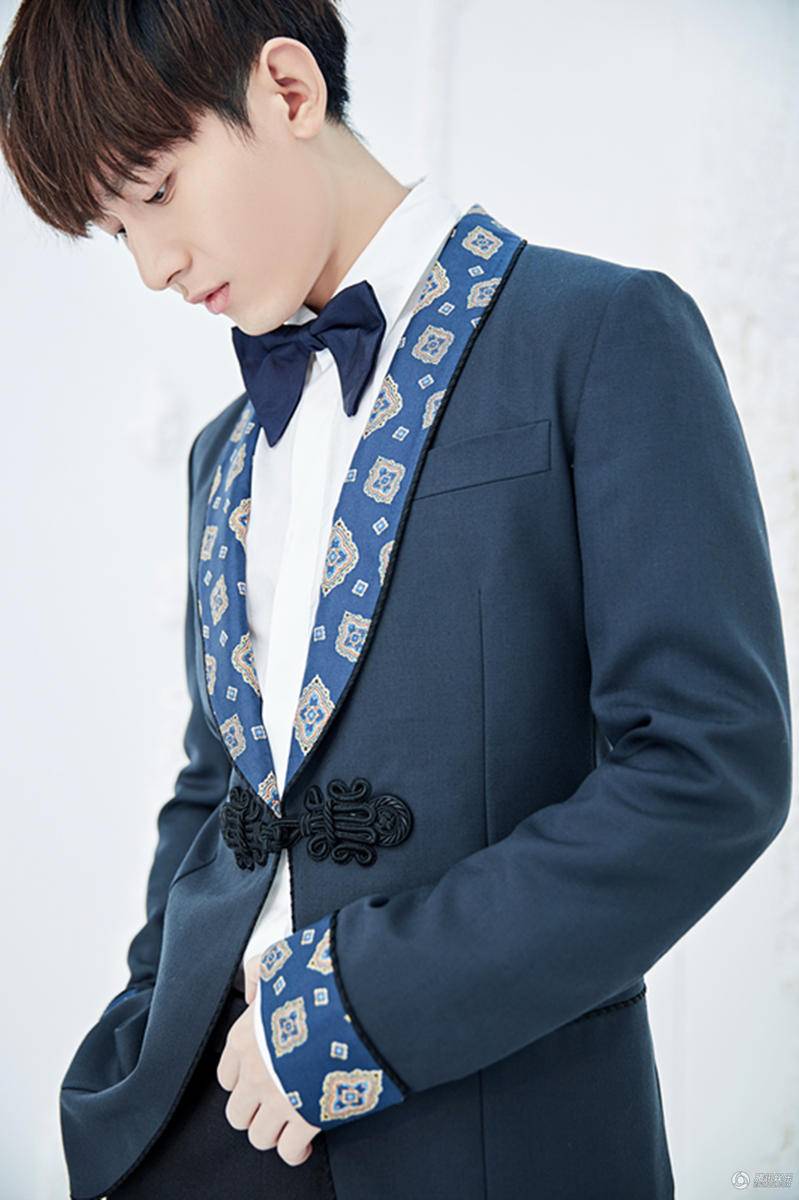 新生代演员成毅早春写真 复古优雅笑容温暖迷人