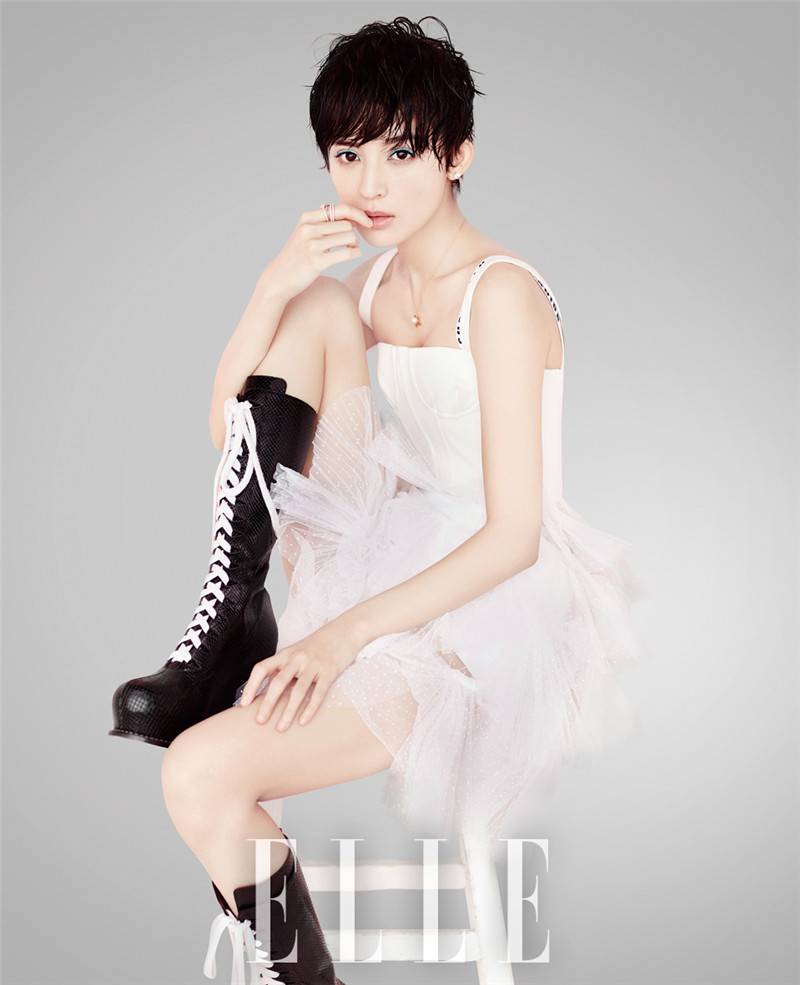 娜扎俏皮灵气写真曝光 玩转清爽甜酷风