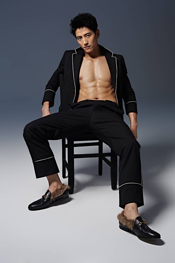 演员张峻宁赤身半裸大秀肌肉春光乍泄显诱惑