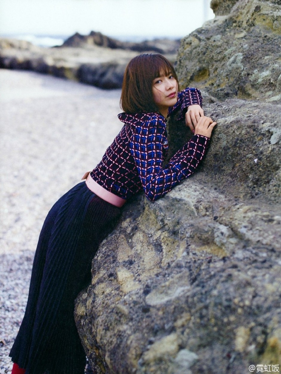 日本女星渡边理佐写真 印花长裙演绎成熟女性