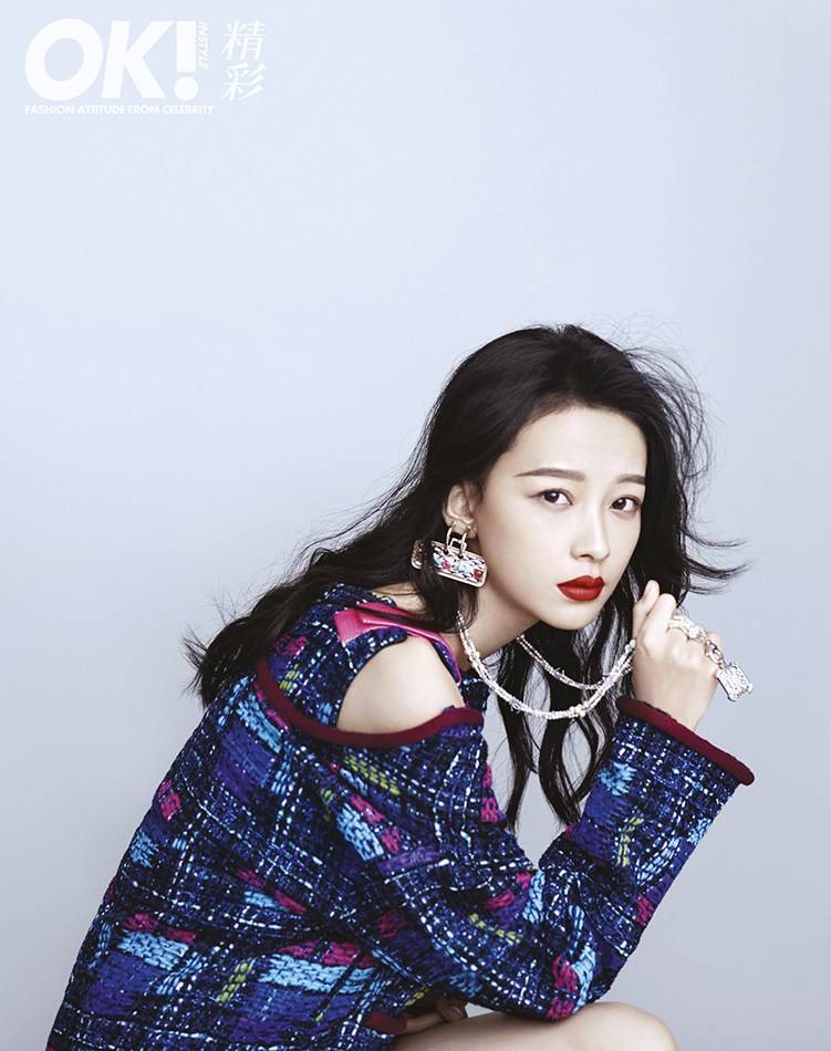新生代小花孙怡时尚写真 性感红唇随性洒脱