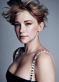 海莉·贝内特最新写真大片 红裙妩媚显女人味