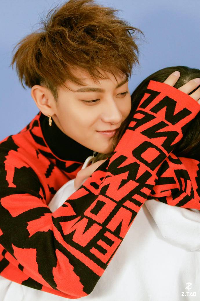 黄子韬情人节写真大片 笑容温暖男友力爆棚