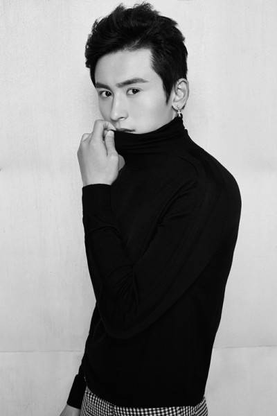 实力小生张哲瀚最新写真 展不羁轻熟男魅力