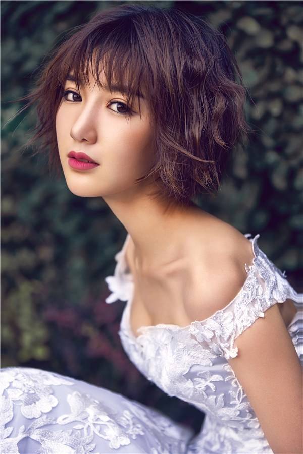 毛晓彤时尚写真大片曝光 香肩微露美如画